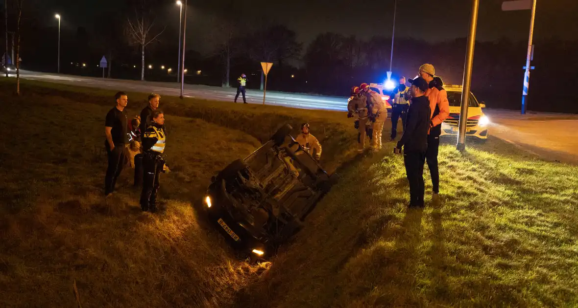 Automobiliste belandt met auto in greppel - Foto 9