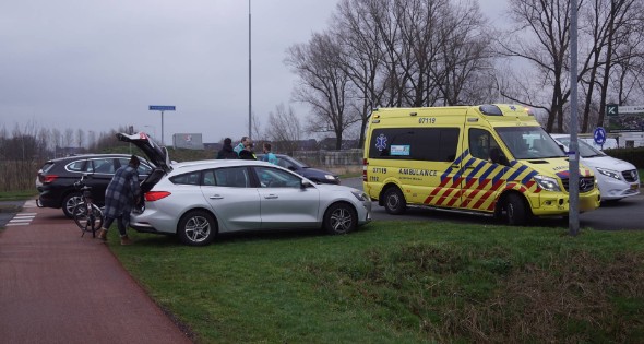 Twee opzittenden van scooter gewond bij aanrijding met auto - Afbeelding 1