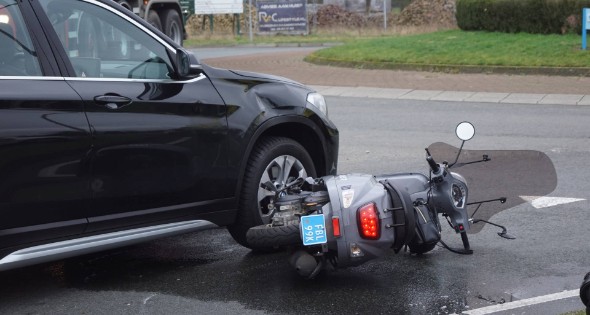 Twee opzittenden van scooter gewond bij aanrijding met auto - Afbeelding 2