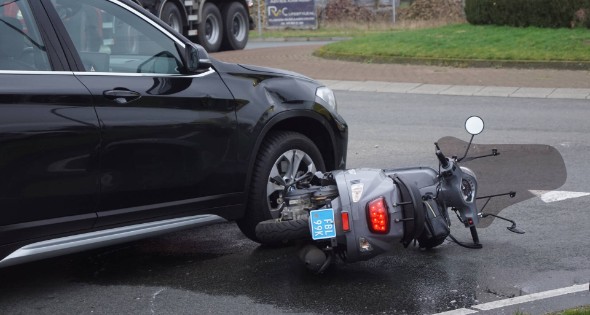 Twee opzittenden van scooter gewond bij aanrijding met auto - Afbeelding 3