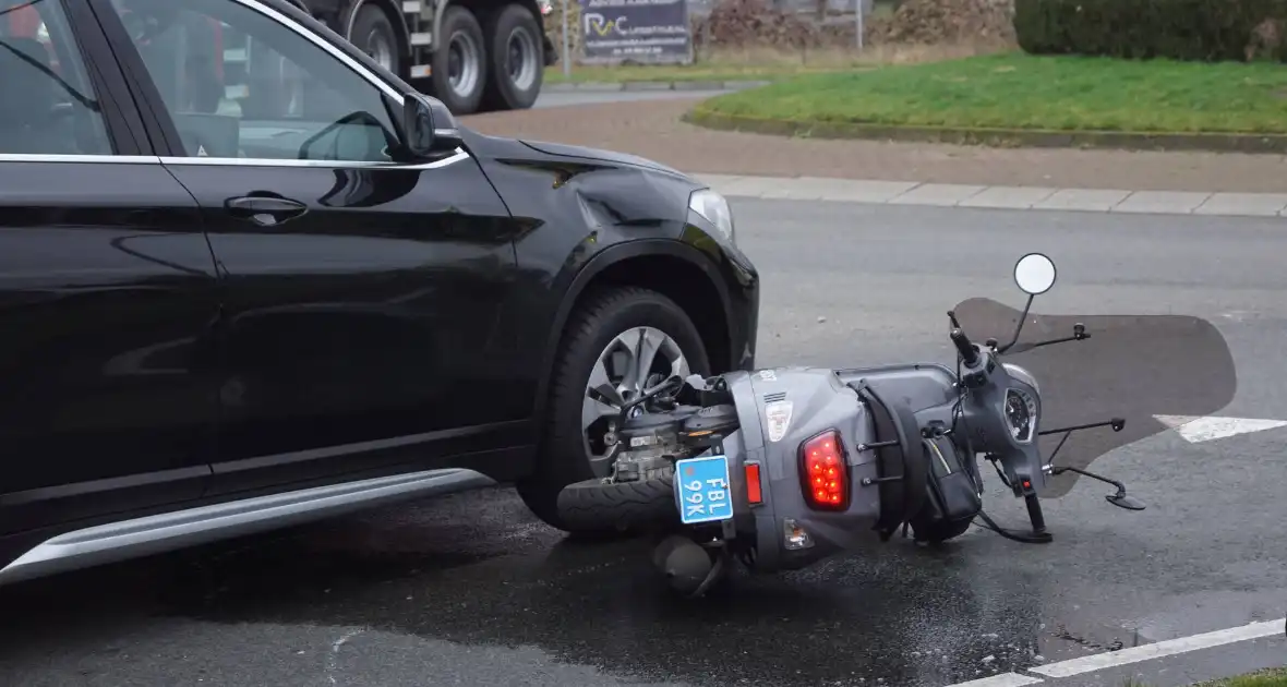 Twee opzittenden van scooter gewond bij aanrijding met auto - Foto 3
