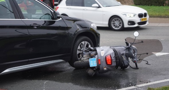 Twee opzittenden van scooter gewond bij aanrijding met auto - Afbeelding 5