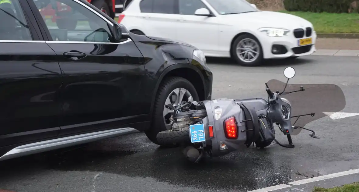 Twee opzittenden van scooter gewond bij aanrijding met auto - Foto 5