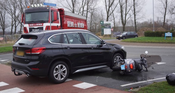 Twee opzittenden van scooter gewond bij aanrijding met auto - Afbeelding 6
