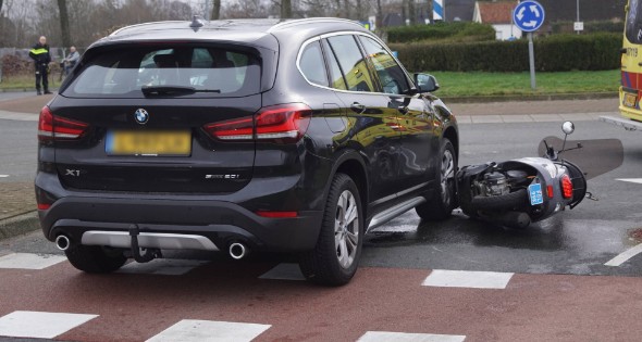 Twee opzittenden van scooter gewond bij aanrijding met auto - Afbeelding 7