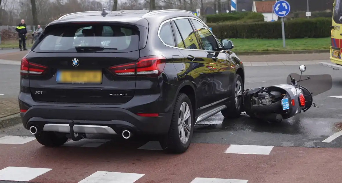 Twee opzittenden van scooter gewond bij aanrijding met auto - Foto 7