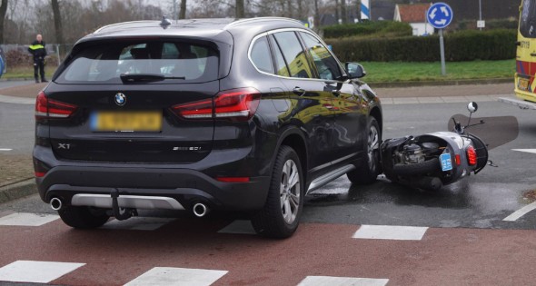 Twee opzittenden van scooter gewond bij aanrijding met auto - Afbeelding 8