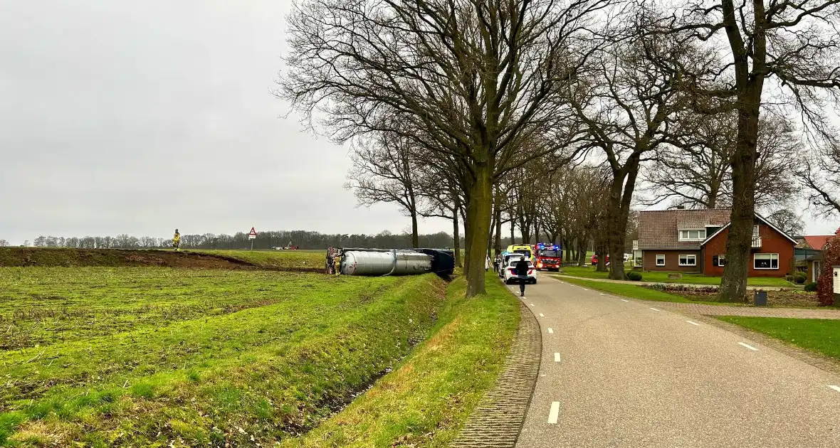 Vrachtwagen belandt op zijn kant naast de weg - Foto 1