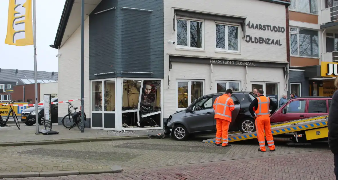 Personenauto rijdt tegen gebouw aan