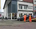 Personenauto rijdt tegen gebouw aan