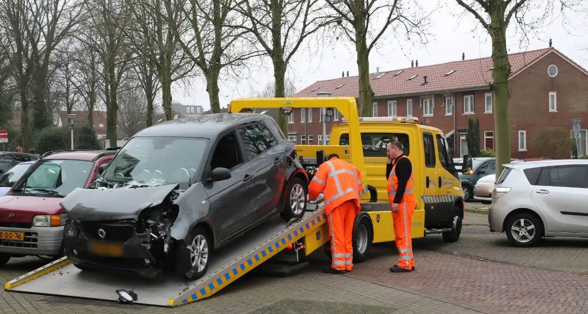 Personenauto rijdt tegen gebouw aan - Foto 1