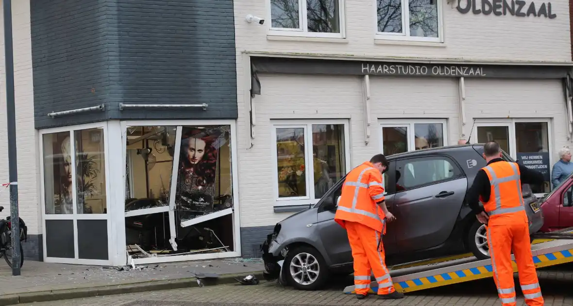 Personenauto rijdt tegen gebouw aan - Foto 2
