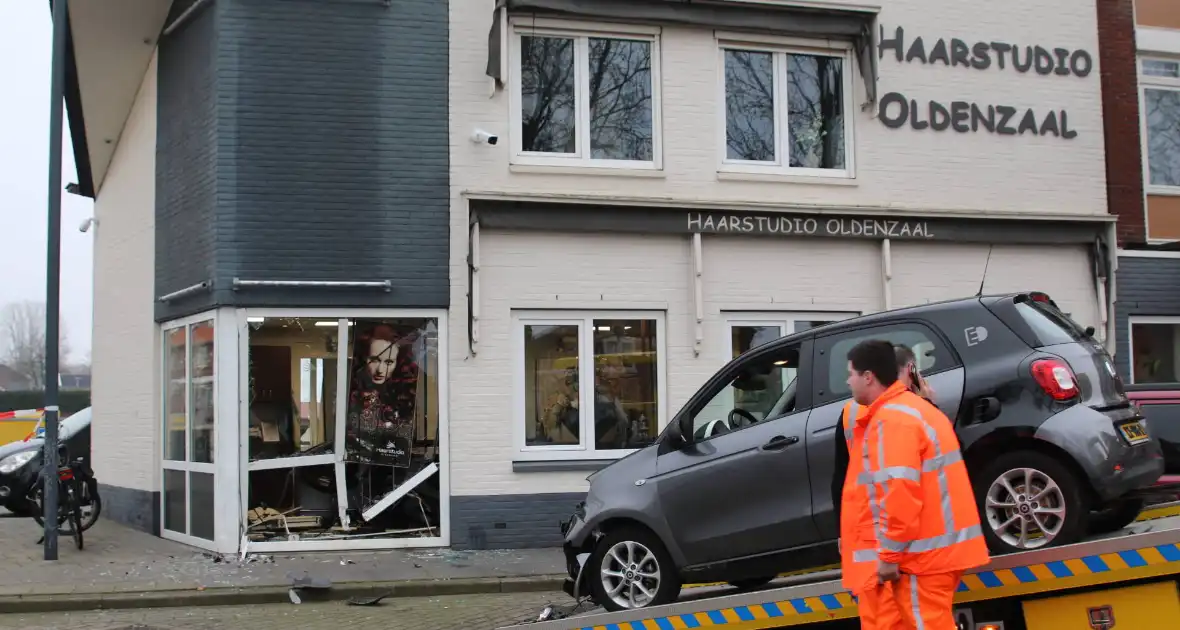 Personenauto rijdt tegen gebouw aan - Foto 3