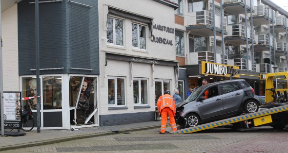 Personenauto rijdt tegen gebouw aan - Afbeelding 4