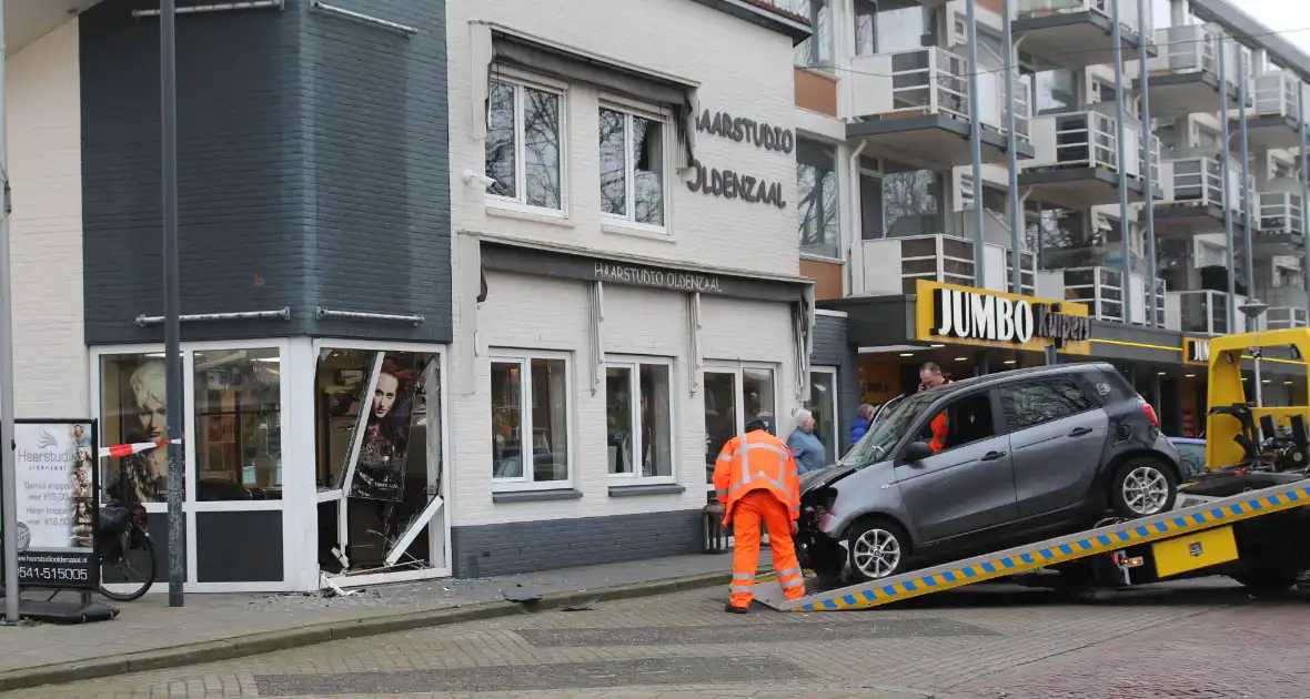 Personenauto rijdt tegen gebouw aan - Foto 4