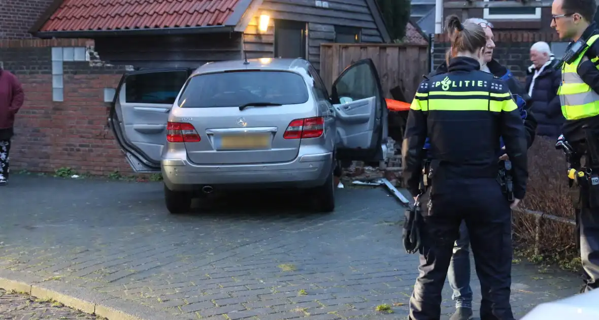 Automobilist rijdt door muur, kind raakt gewond