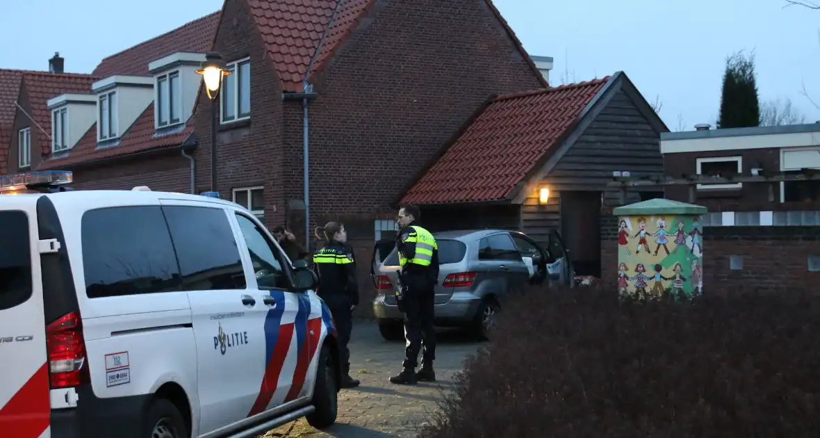 Automobilist rijdt door muur, kind raakt gewond - Foto 2