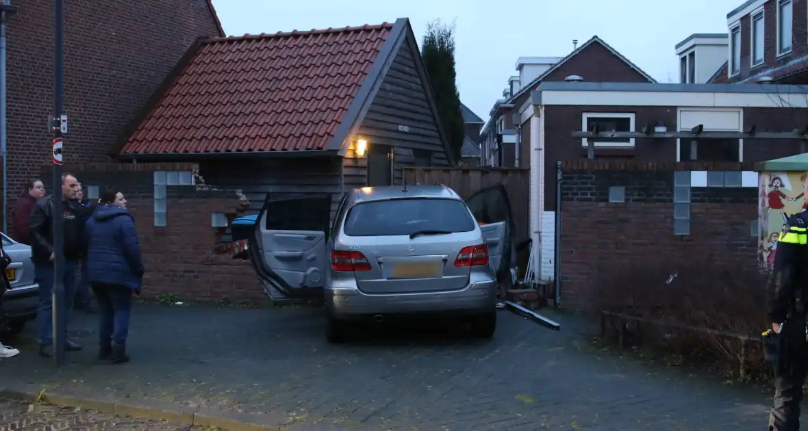 Automobilist rijdt door muur, kind raakt gewond - Foto 3