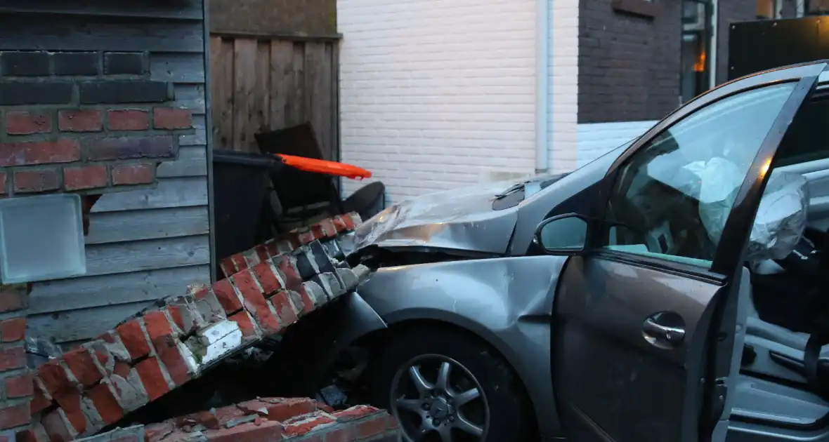 Automobilist rijdt door muur, kind raakt gewond - Foto 4