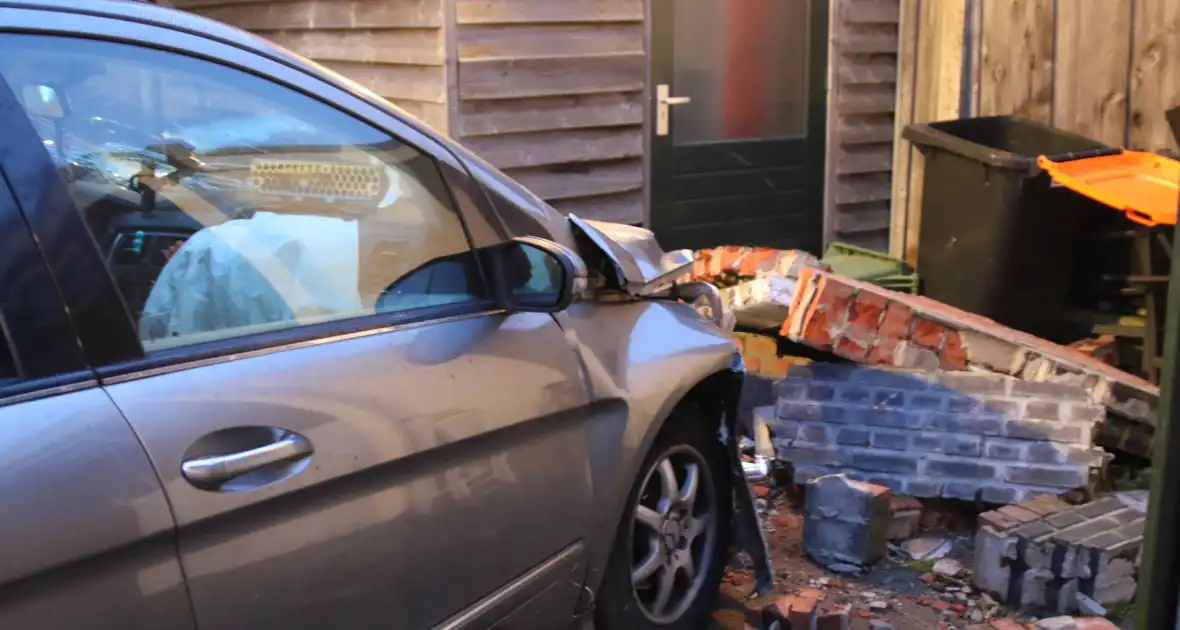 Automobilist rijdt door muur, kind raakt gewond - Foto 5