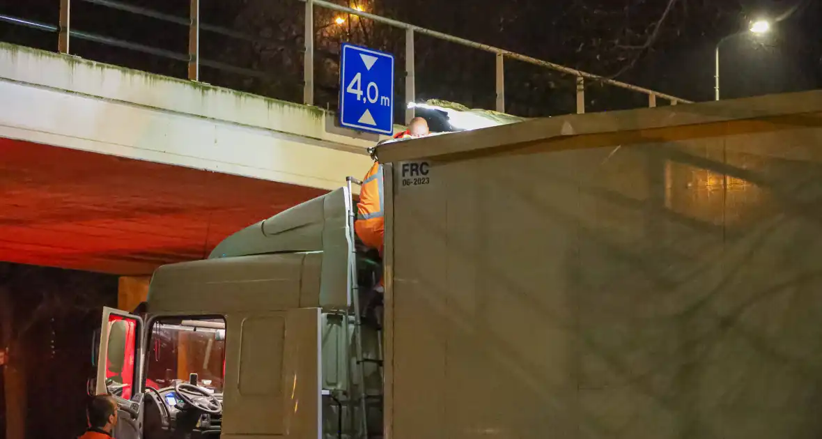 Te hoge vrachtwagen klem onder viaduct - Foto 1