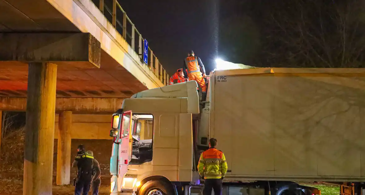 Te hoge vrachtwagen klem onder viaduct - Foto 2
