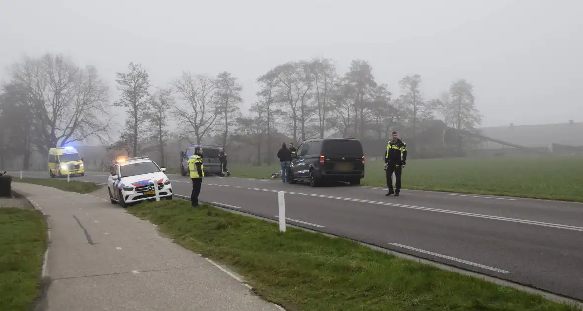 Auto belandt in sloot bij botsing met bestelbus