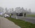 Auto belandt in sloot bij botsing met bestelbus