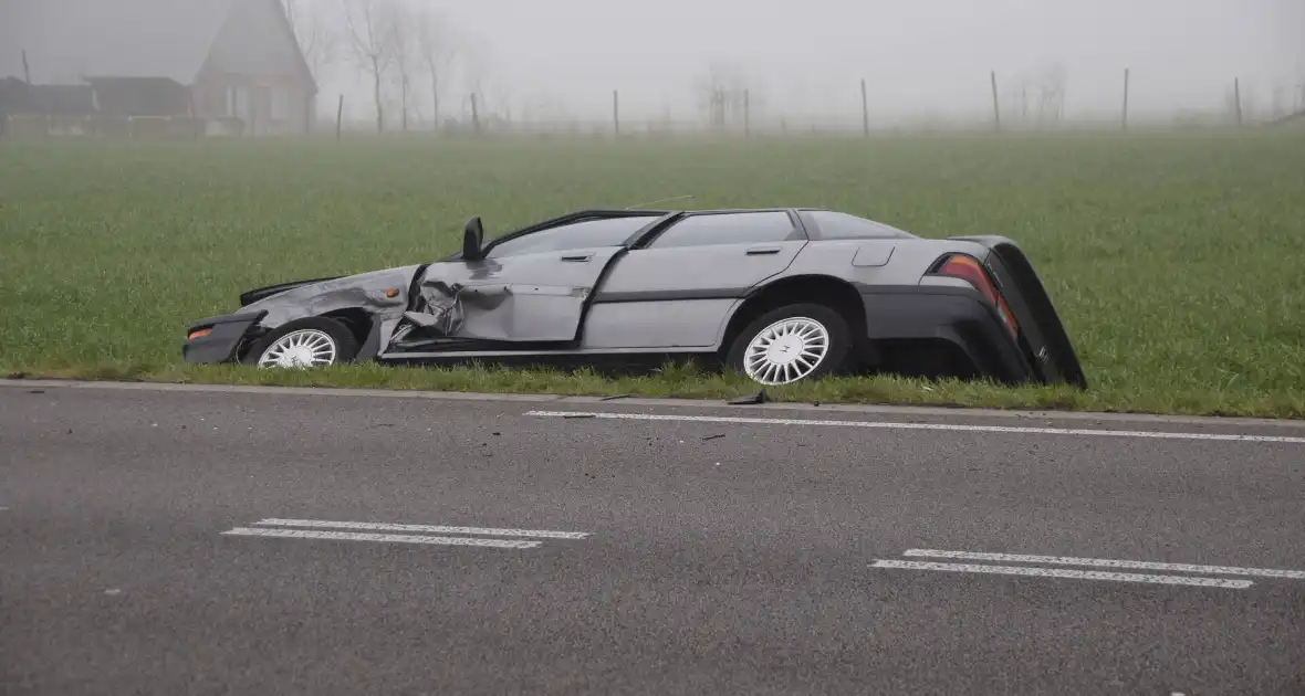 Auto belandt in sloot bij botsing met bestelbus - Foto 2