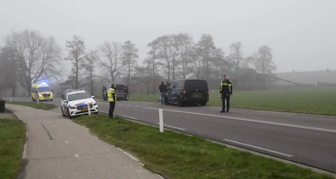 Auto belandt in sloot bij botsing met bestelbus - Foto 3