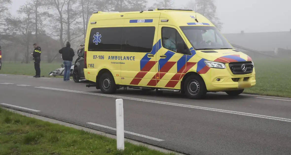 Auto belandt in sloot bij botsing met bestelbus - Foto 4