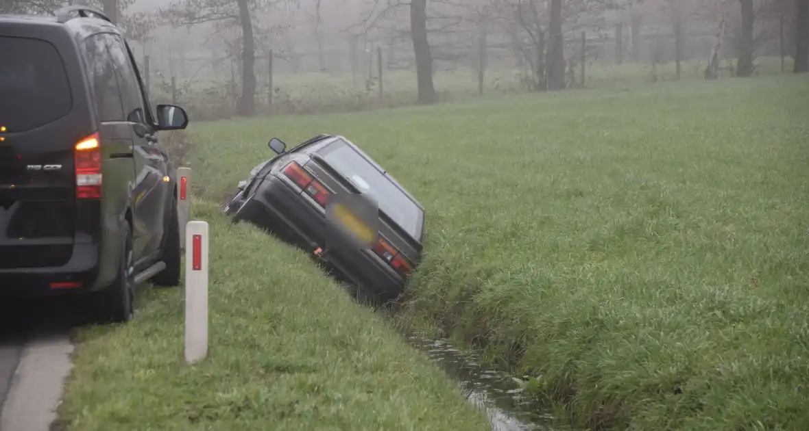 Auto belandt in sloot bij botsing met bestelbus - Foto 5