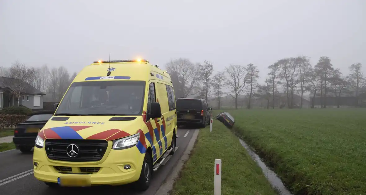 Auto belandt in sloot bij botsing met bestelbus - Foto 6