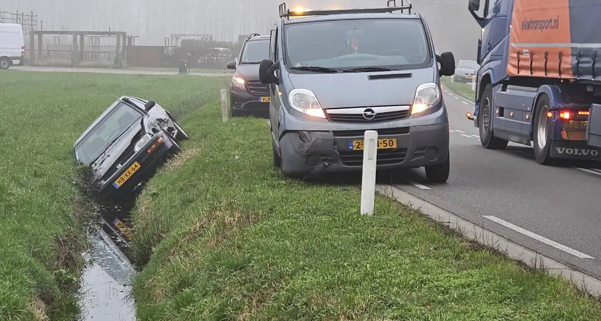 Auto belandt in sloot bij botsing met bestelbus - Foto 7