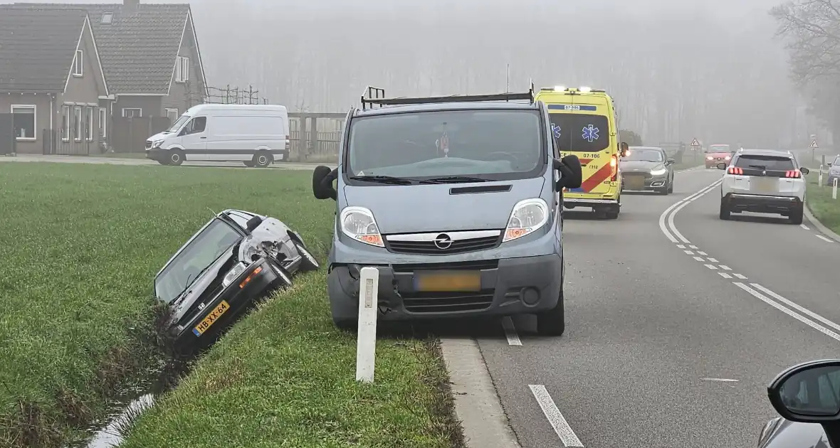 Auto belandt in sloot bij botsing met bestelbus - Foto 8