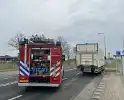 Brandweerlieden doen onderzoek bij vrachtwagen