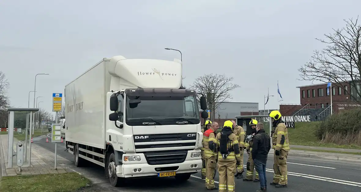Brandweerlieden doen onderzoek bij vrachtwagen - Foto 1