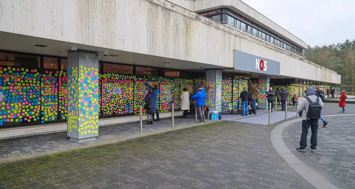 NOS pand beplakt met memo-papiertje - Foto 3