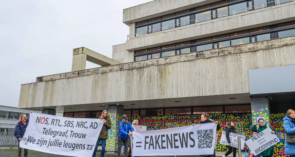 NOS pand beplakt met memo-papiertje - Foto 7