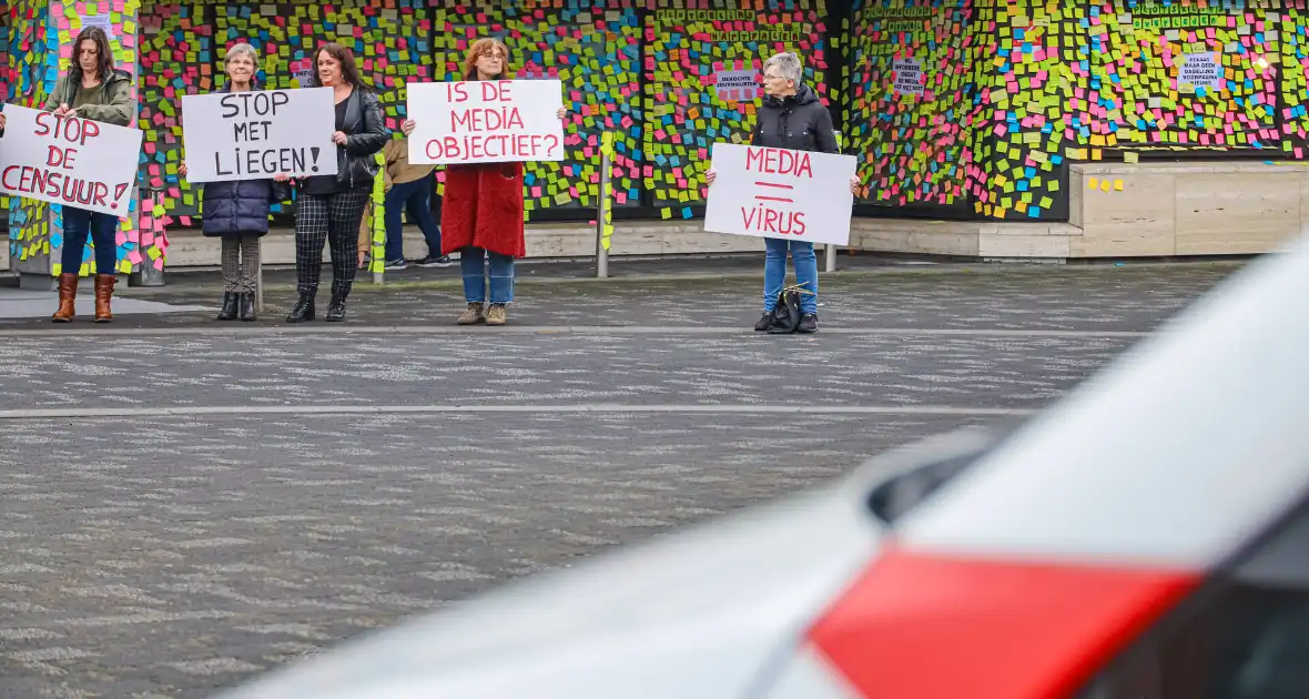 NOS pand beplakt met memo-papiertje - Foto 9