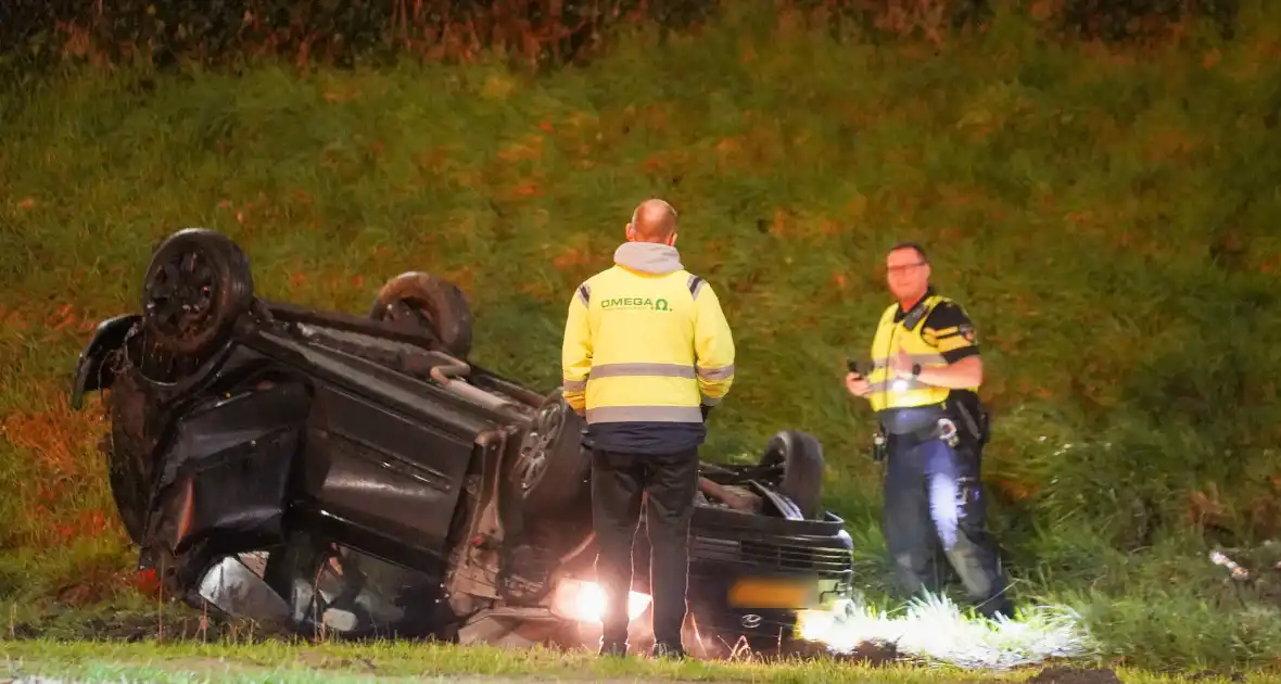 Auto op ze kop in de berm