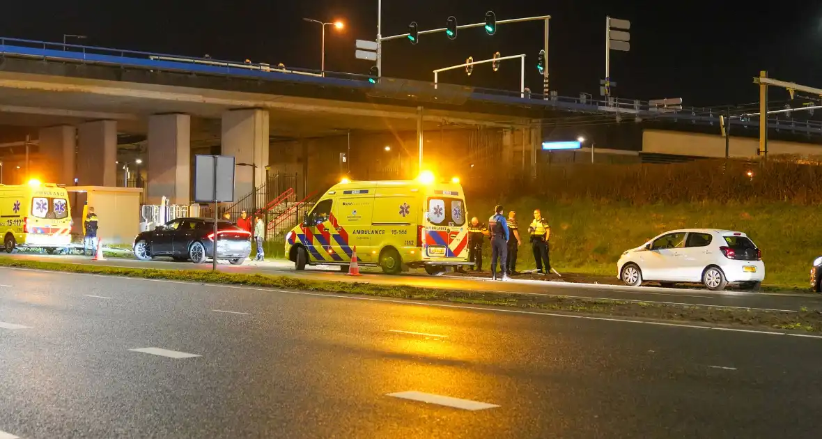 Auto op ze kop in de berm - Foto 1