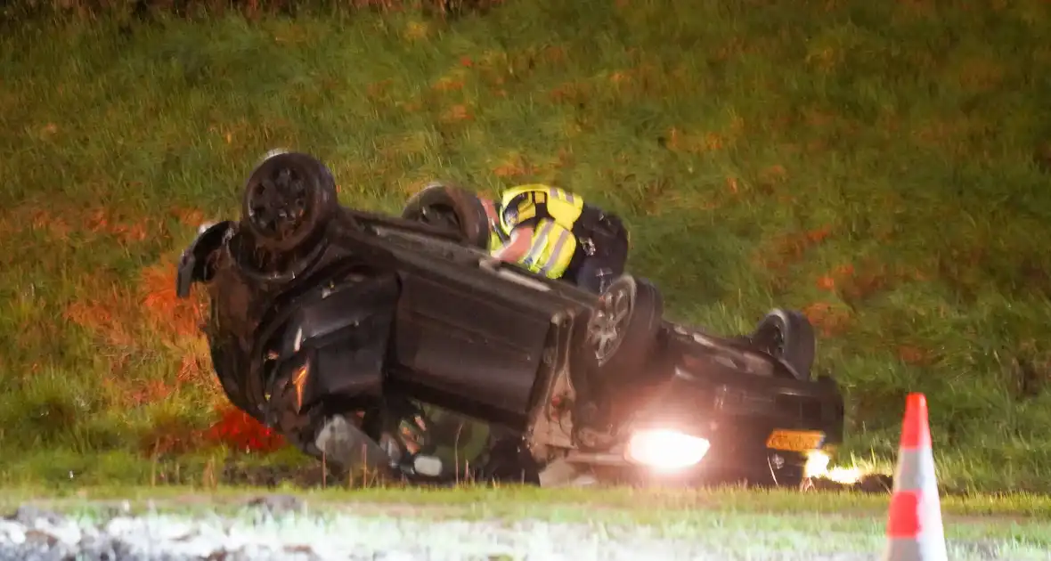 Auto op ze kop in de berm - Foto 3