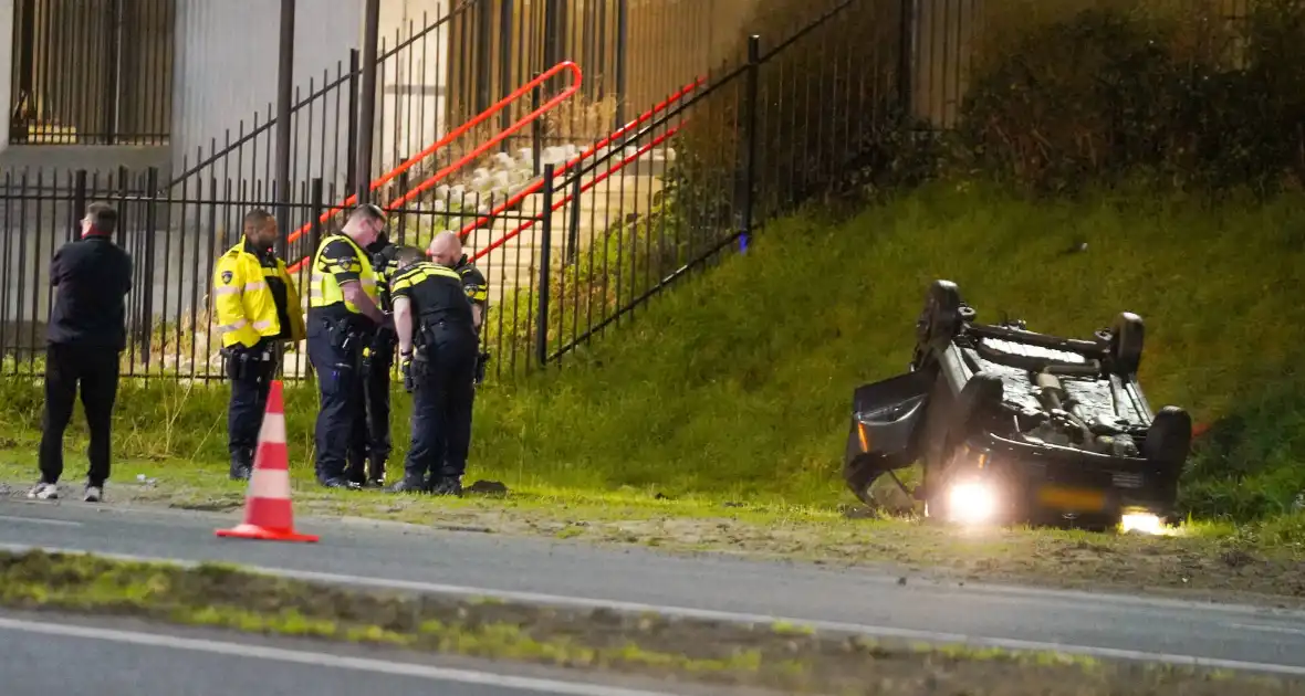 Auto op ze kop in de berm - Foto 5