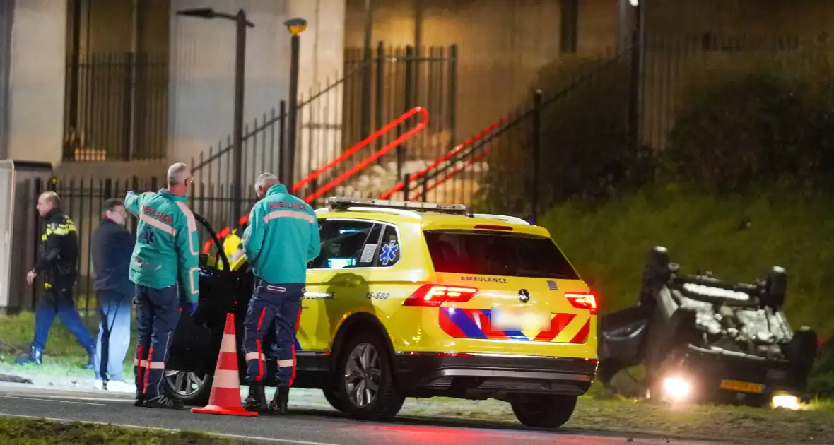 Auto op ze kop in de berm - Foto 6