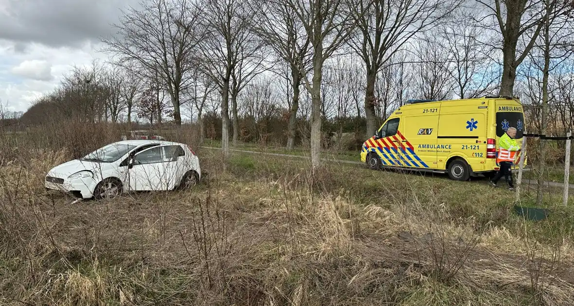 Auto belandt in weiland, bestuurder aangehouden