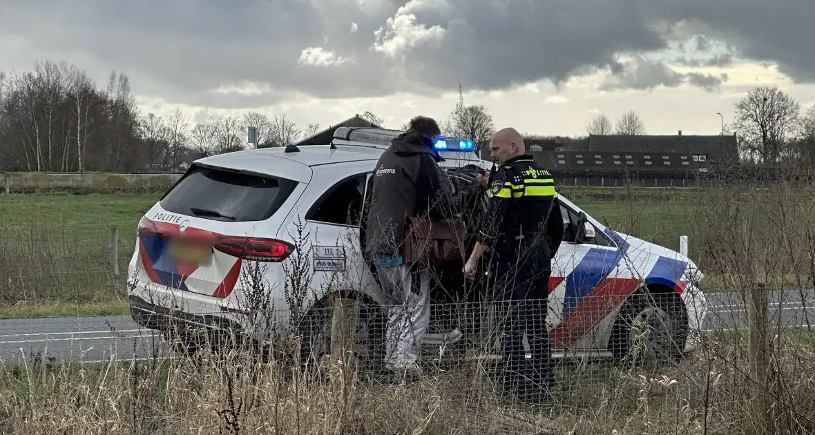 Auto belandt in weiland, bestuurder aangehouden - Foto 1