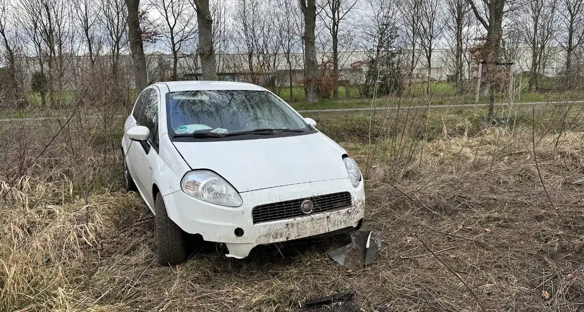 Auto belandt in weiland, bestuurder aangehouden - Foto 2