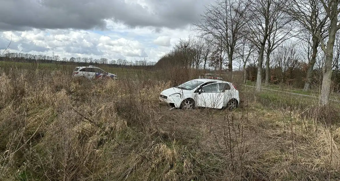 Auto belandt in weiland, bestuurder aangehouden - Foto 3