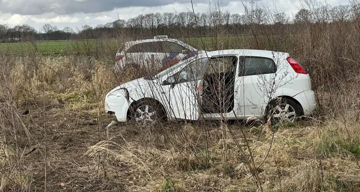 Auto belandt in weiland, bestuurder aangehouden - Foto 5